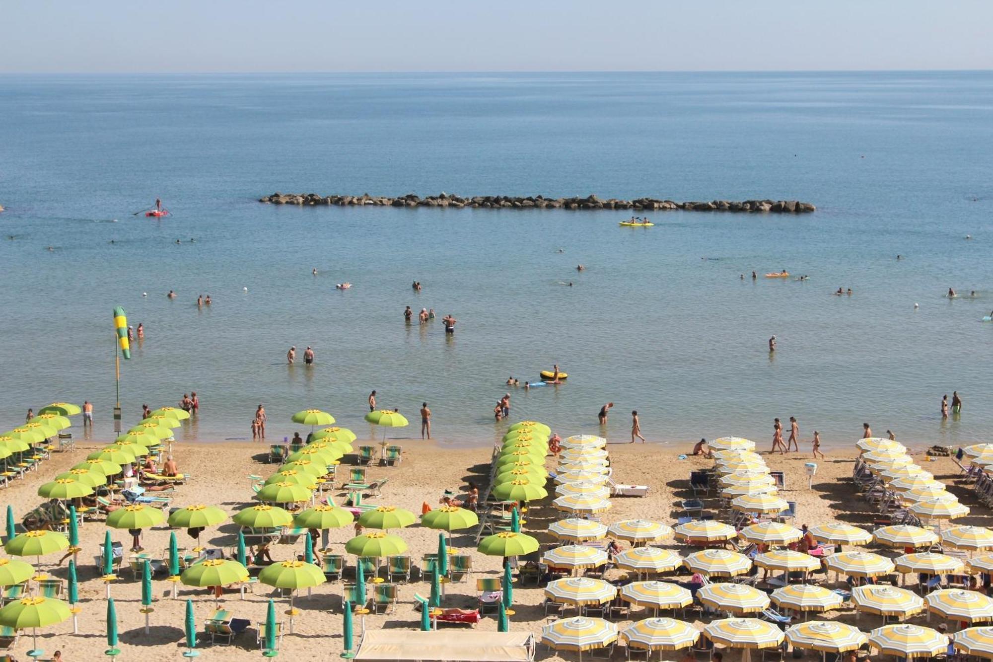 פסארו Hotel Caesar מראה חיצוני תמונה