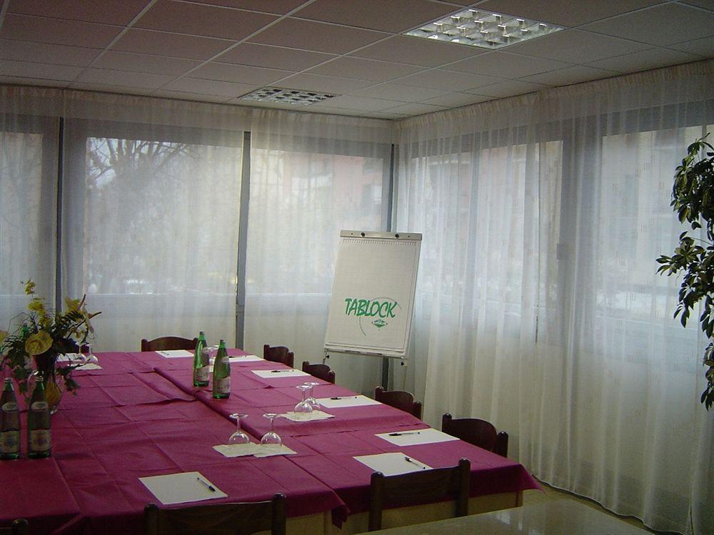 פסארו Hotel Caesar מראה חיצוני תמונה