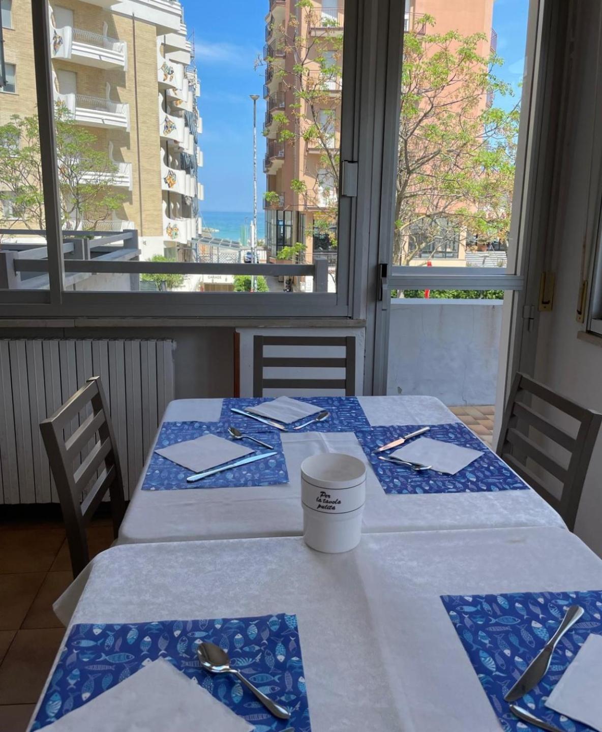 פסארו Hotel Caesar מראה חיצוני תמונה