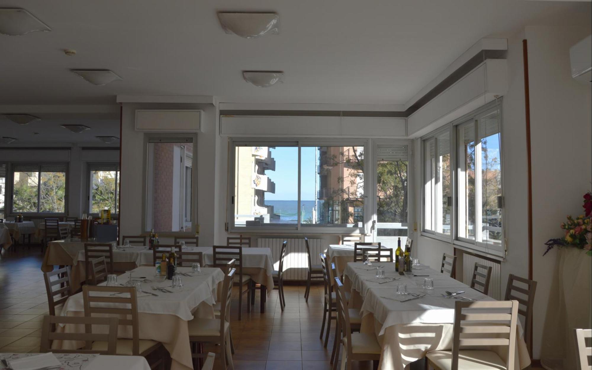 פסארו Hotel Caesar מראה חיצוני תמונה