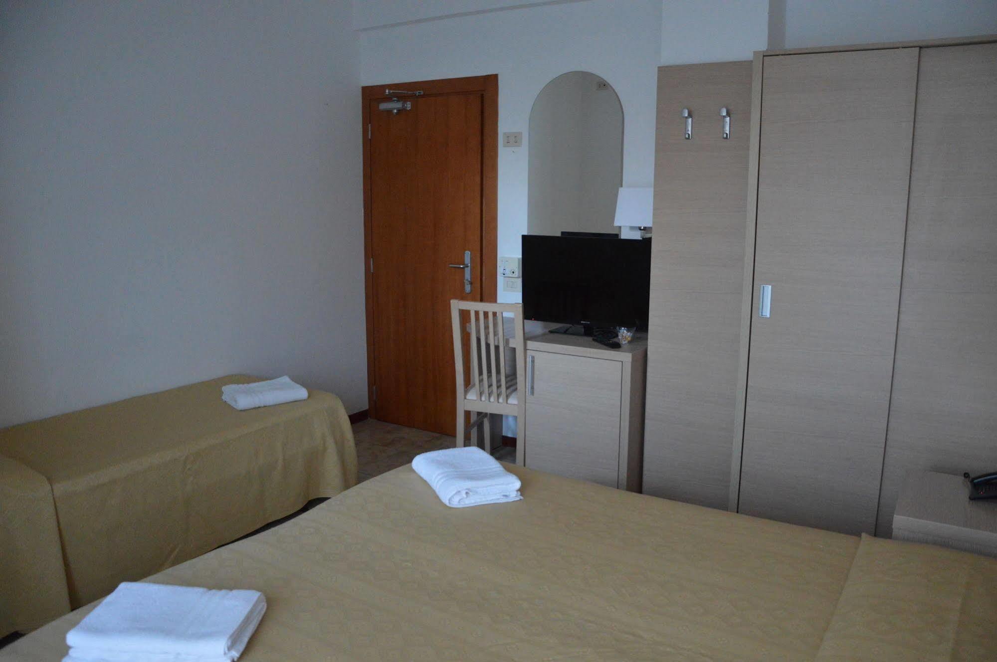 פסארו Hotel Caesar מראה חיצוני תמונה